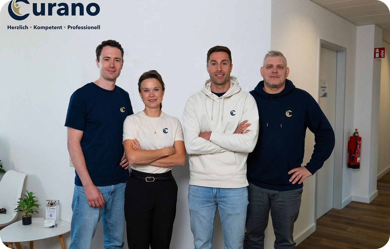 Das Curano-Team vor einem Praxisbanner