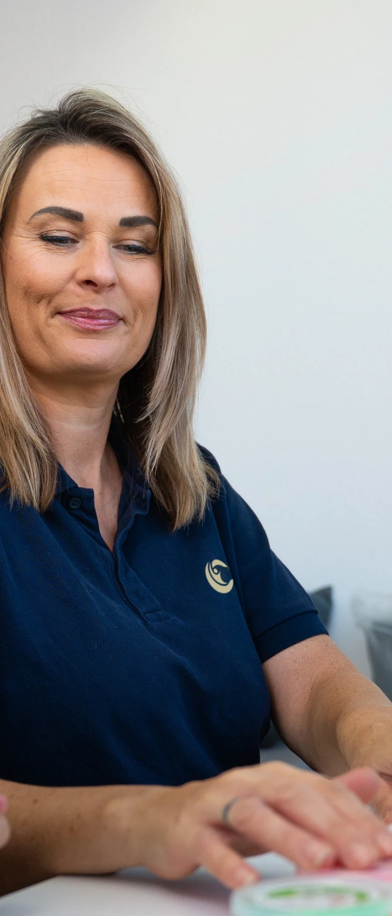 Therapeutin bei einer Übung mit Therapieknete mit einer Patientin