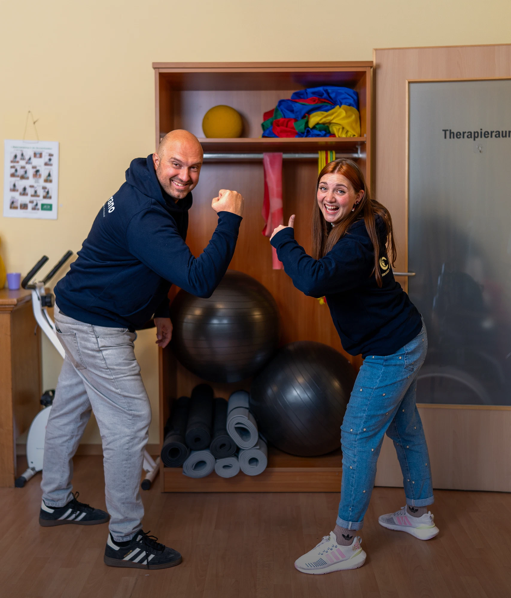 Zwei Therapeut:innen bei einer Übung mit Therapiematerial
